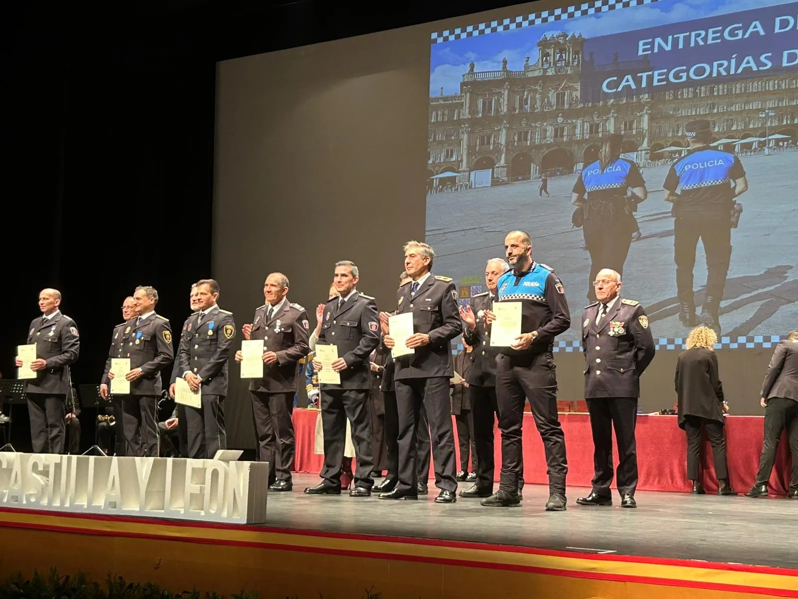 Foto 5 - Medalla de Plata al M&eacute;rito Policial de CyL a los cinco agentes pe&ntilde;arandinos que salvaron la vida a un vecino