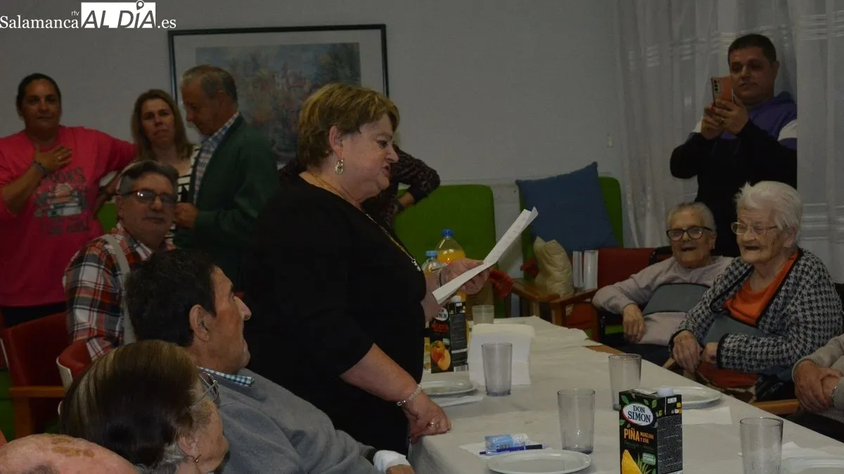 José Sánchez recibió celebró su cumpleaños con sus compañeros de residencia, su familia y miembros del Ayuntamiento