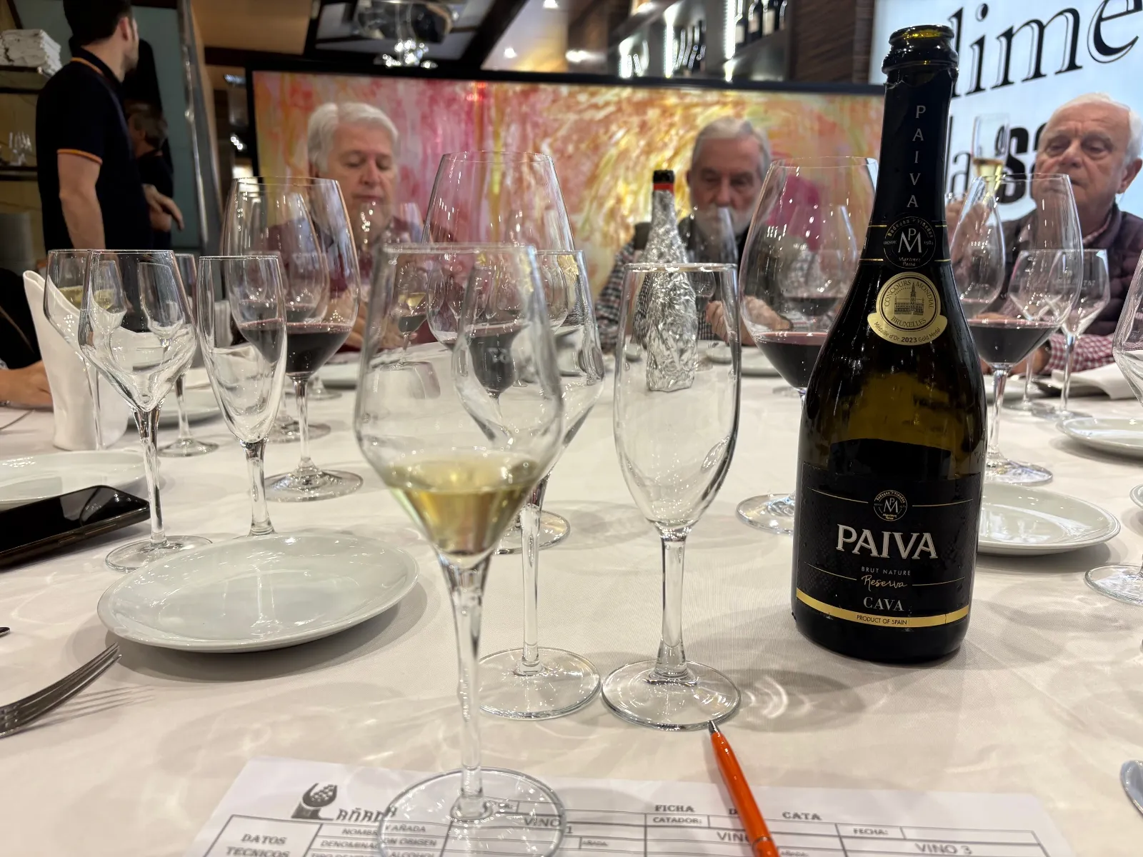Asociación Enológica 'CATA AÑADA' durante la cata de diferentes cavas 