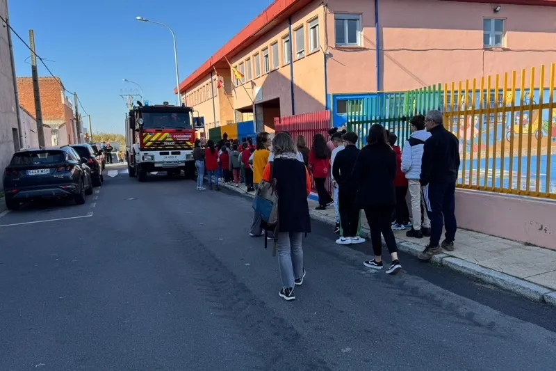 Foto 3 - Bomberos y Polic&iacute;a Local desarrollan un simulacro de incendio en el CEIP Severiano Montero