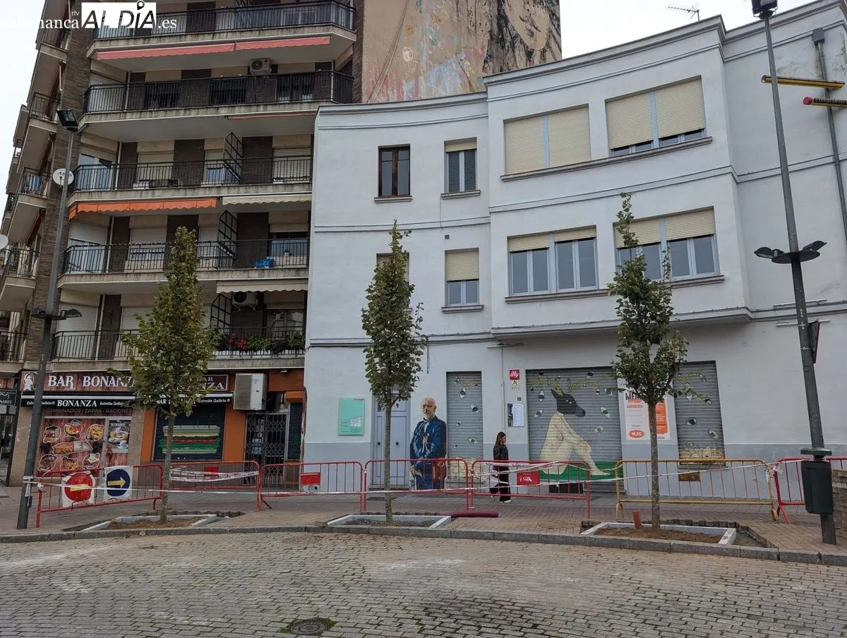 Imagen de este sábado de la plaza del Oeste tras las plantación de los nuevos árboles. Fotos: David Sañudo