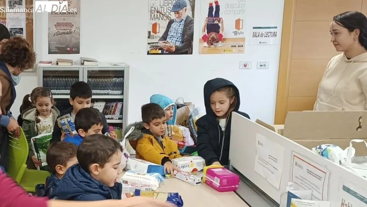 Los escolares acudieron a la biblioteca municipal a entregar productos de primera necesidad