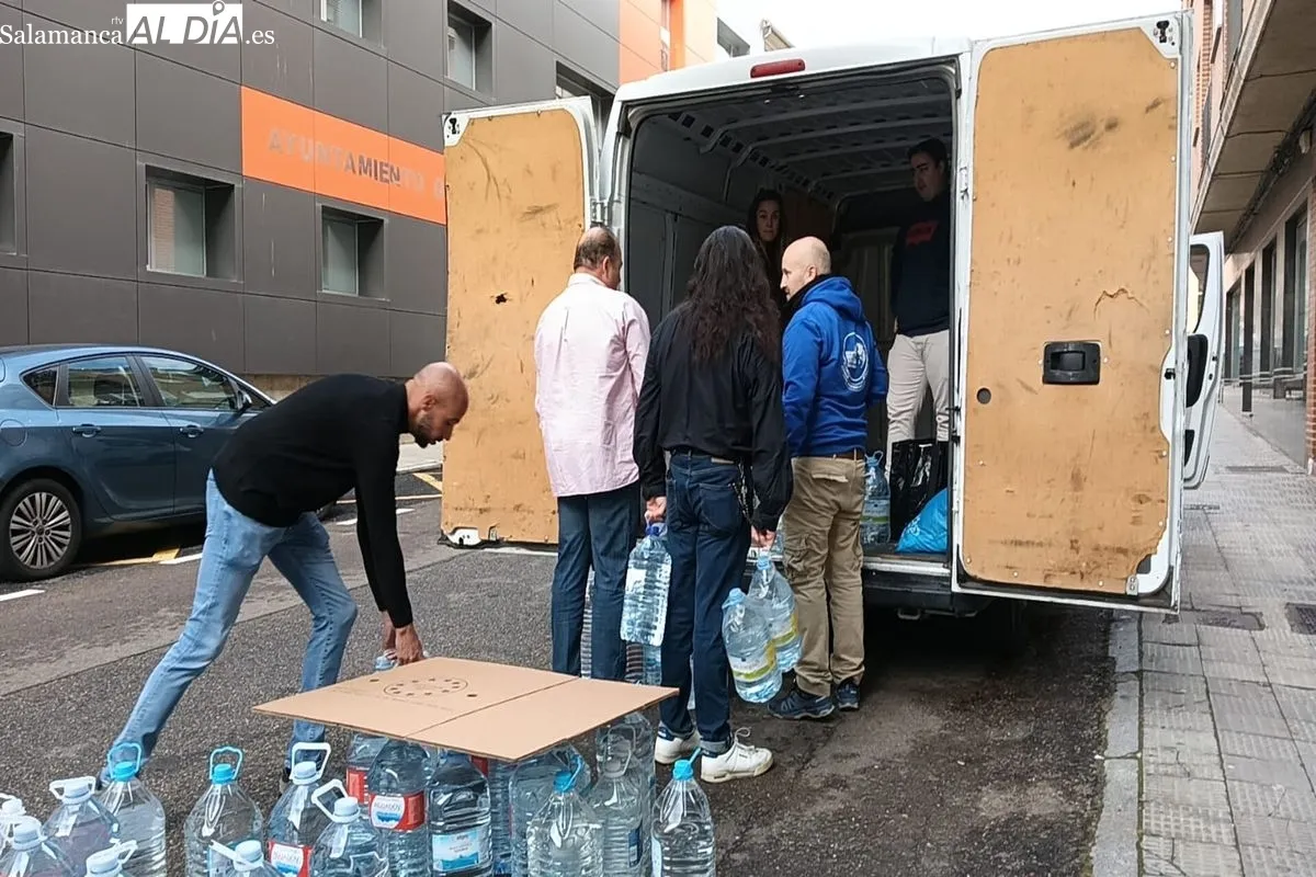 Voluntarios salmantinos cargan de ayuda humanitaria una furgoneta con destino Valencia | FOTOS: Toni Sánchez  