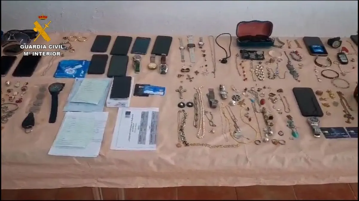 Los delincuentes sustraían llaves y documentos de vehículos en Huelva, lo que les permitía localizar y acceder a las viviendas de los propietarios, que estaban de vacaciones. Foto Guardia Civil
