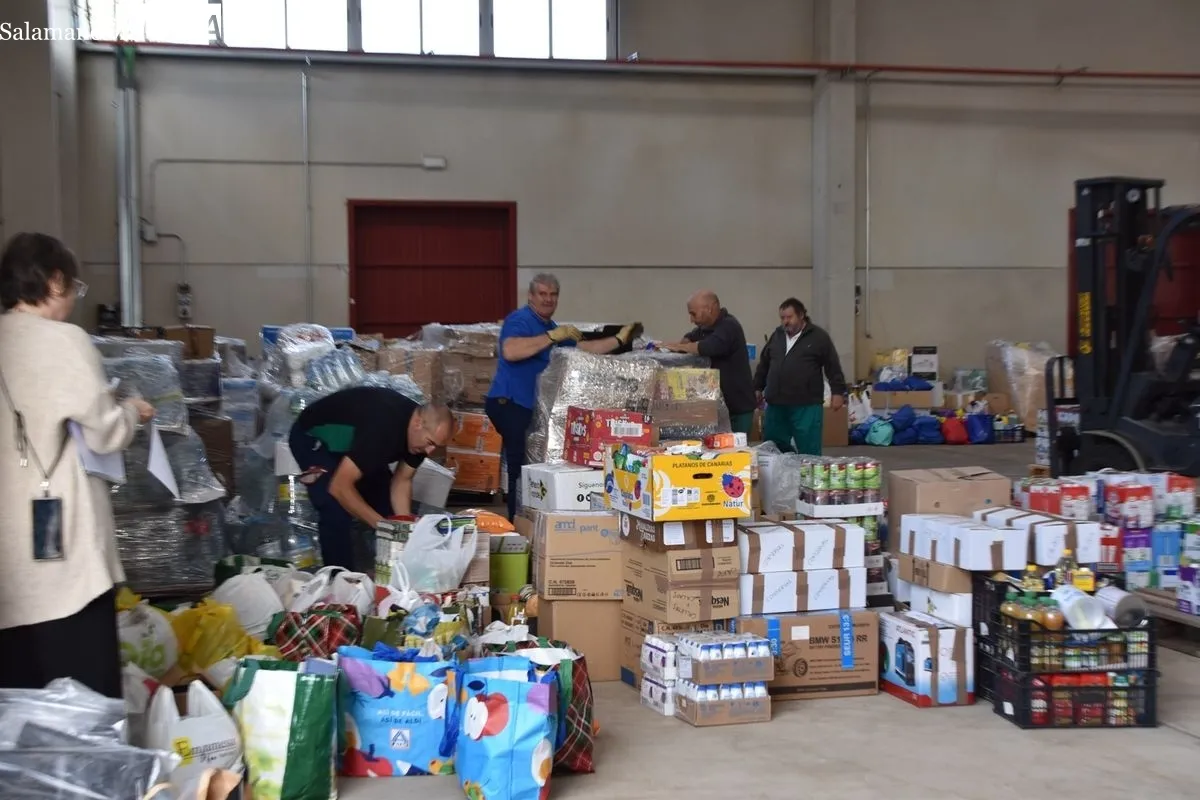 Interior de la nave que acoge los materiales donados por los salmantinos | FOTOS: Vanesa Martins  