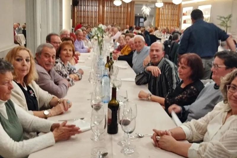 Foto 5 - Cerca se 160 personas participan en la gran merienda de hermandad de la asociaci&oacute;n de mayores y pensionistas San Miguel