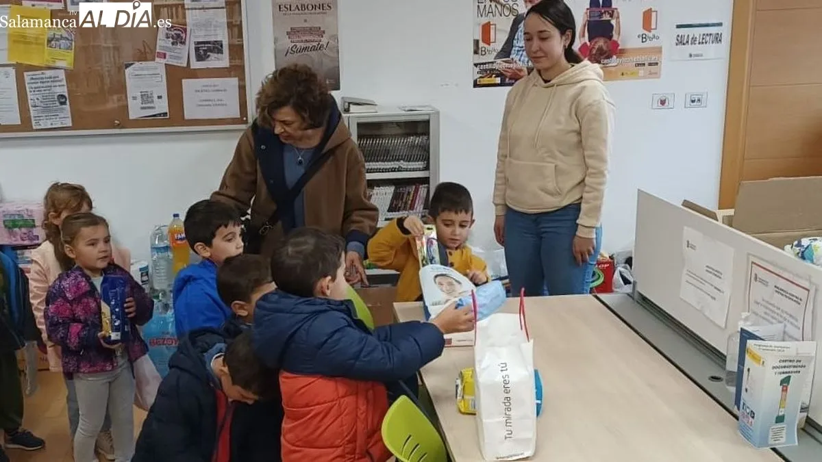 Los escolares acudieron a la biblioteca municipal a entregar productos de primera necesidad
