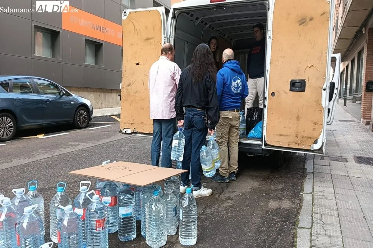 Voluntarios salmantinos cargan de ayuda humanitaria una furgoneta con destino Valencia | FOTOS: Toni Sánchez  
