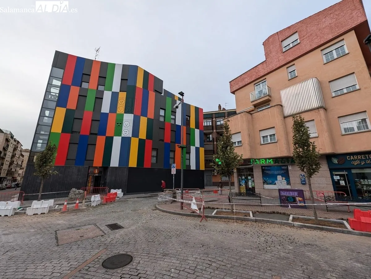 Imagen de este sábado de la plaza del Oeste tras las plantación de los nuevos árboles. Fotos: David Sañudo