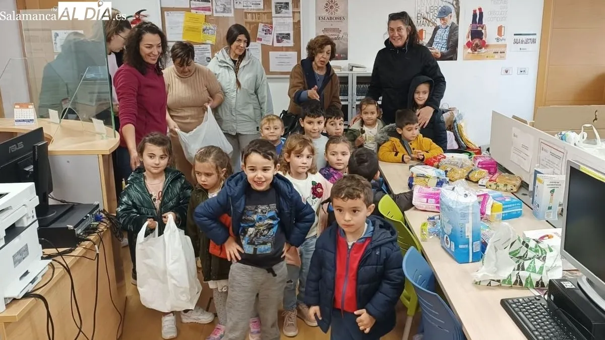 Los escolares acudieron a la biblioteca municipal a entregar productos de primera necesidad