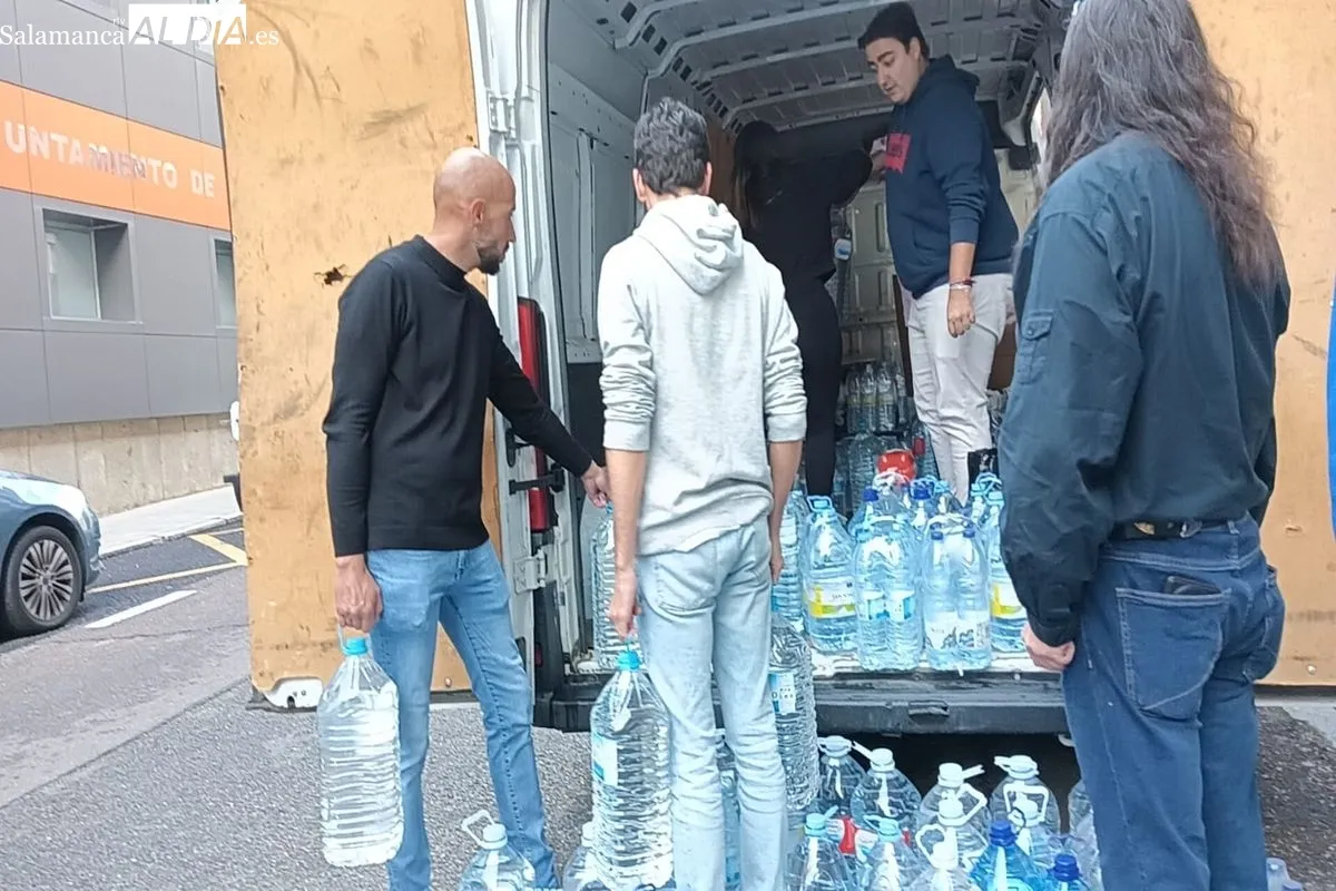 Voluntarios salmantinos cargan de ayuda humanitaria una furgoneta con destino Valencia | FOTOS: Toni Sánchez  