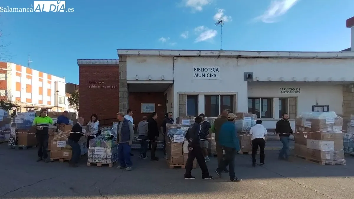Un grupo de voluntarios preparó los palés que fueron cargados en un camión