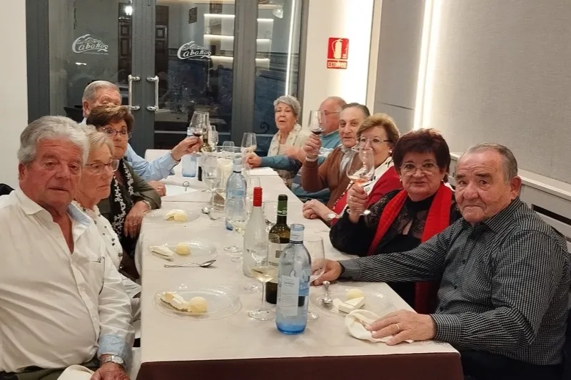 Foto 4 - Cerca se 160 personas participan en la gran merienda de hermandad de la asociaci&oacute;n de mayores y pensionistas San Miguel