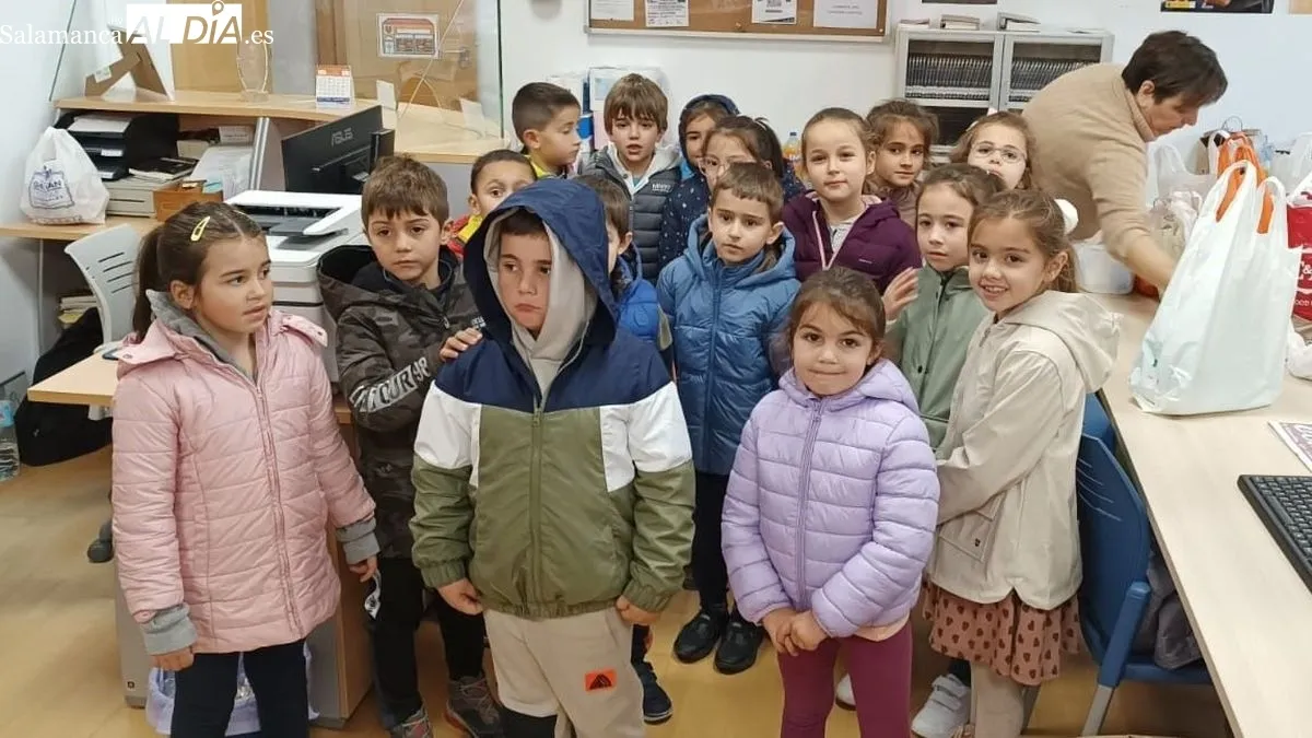 Los escolares acudieron a la biblioteca municipal a entregar productos de primera necesidad