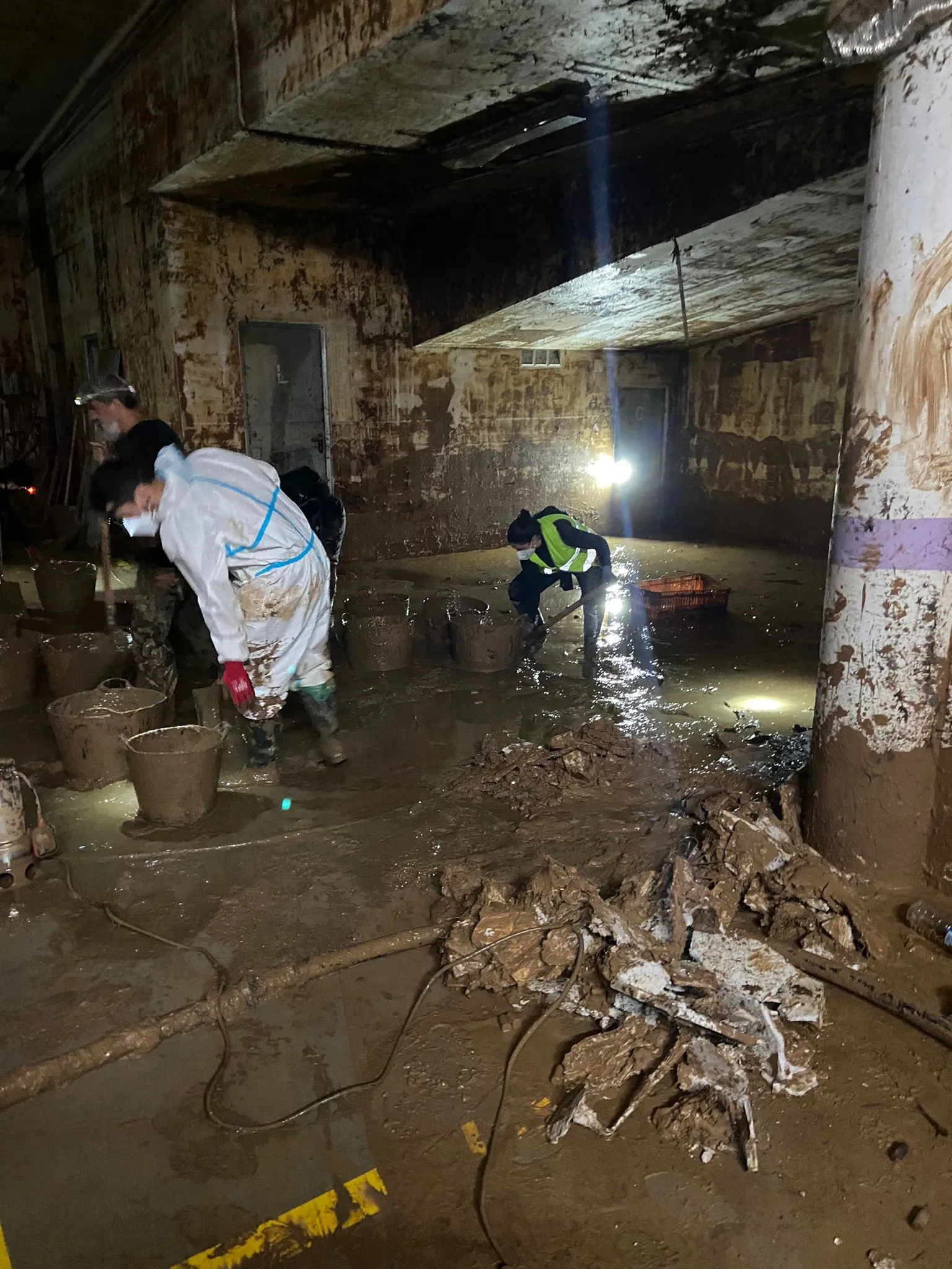 Imágenes de voluntarios salmantinos en Valencia, días después de la catástrofe 