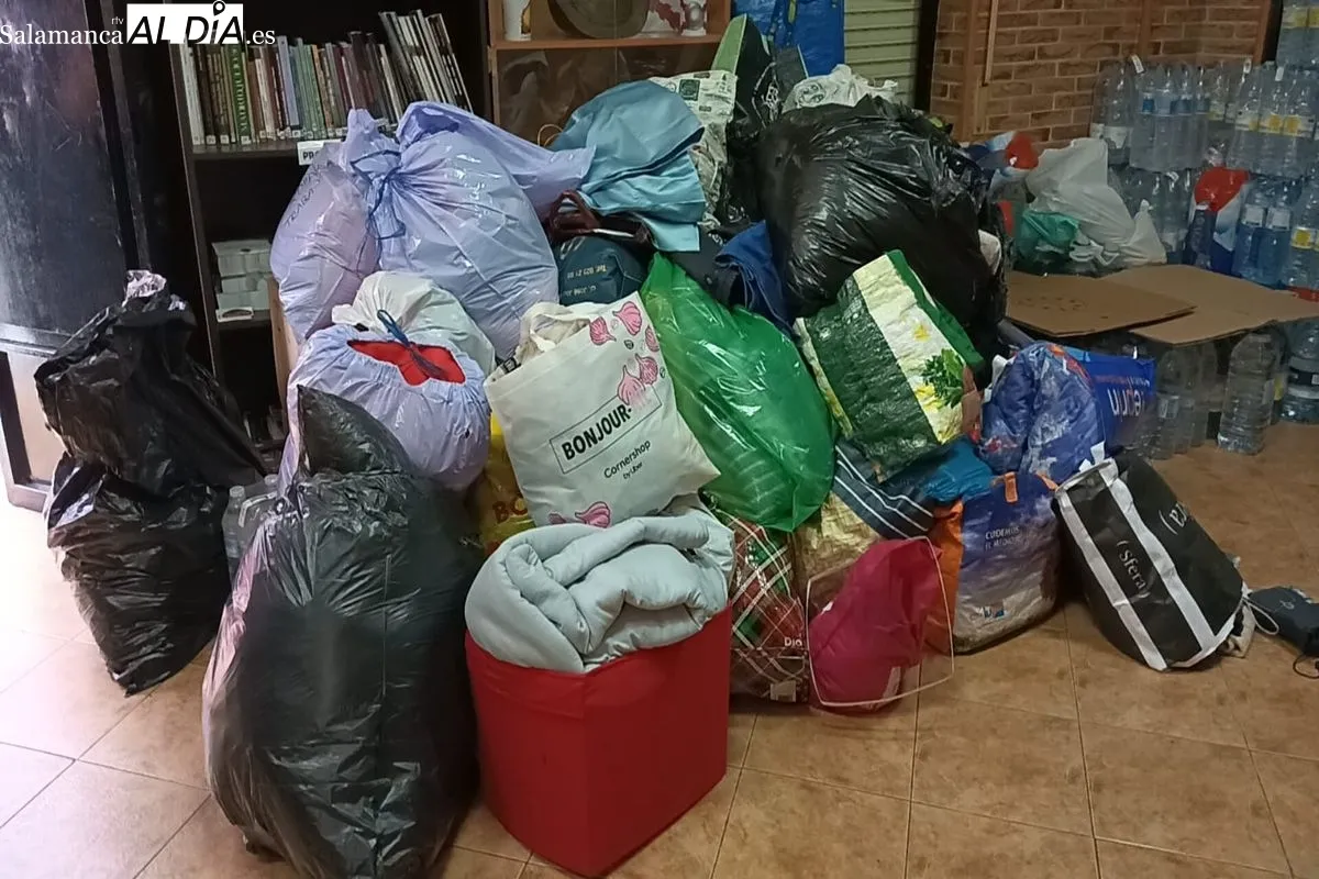 Voluntarios salmantinos cargan de ayuda humanitaria una furgoneta con destino Valencia | FOTOS: Toni Sánchez  