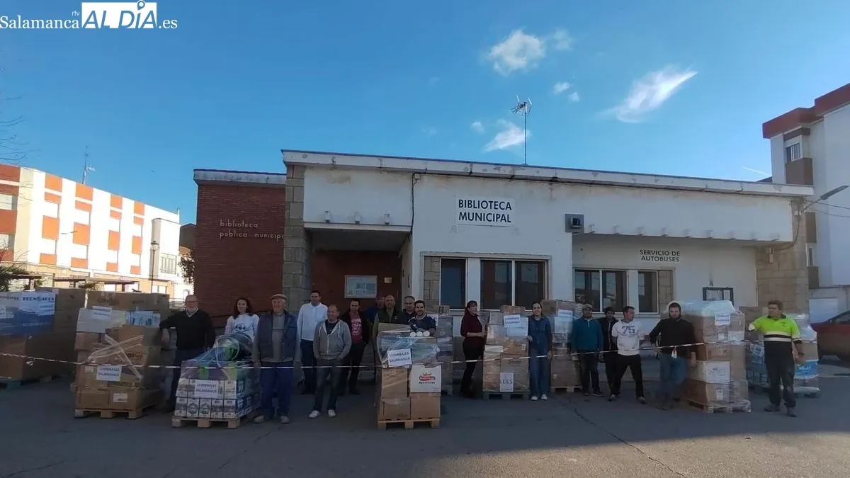 Un grupo de voluntarios preparó los palés que fueron cargados en un camión