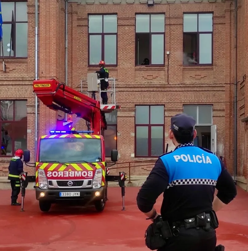 Foto 2 - El CEIP Miguel de Unamuno vive un simulacro de incendio junto a Polic&iacute;a Local y Bomberos
