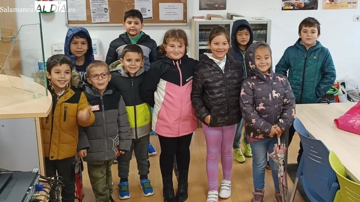 Los escolares acudieron a la biblioteca municipal a entregar productos de primera necesidad