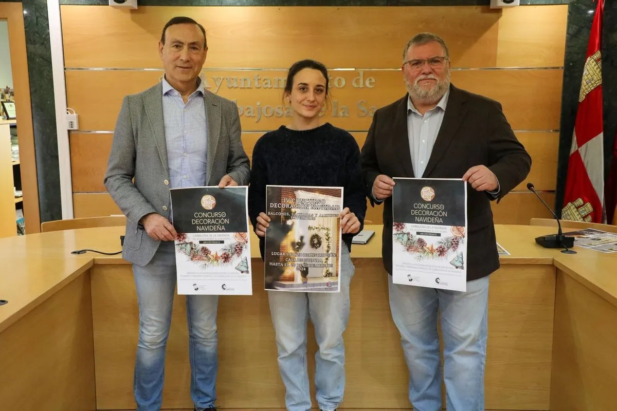 El  alcalde de Carbajosa, Pedro Samuel Martín; la concejala de Fiestas, Alba Hernández; y el concejal de Empleo y Desarrollo Local, José Álvarez 