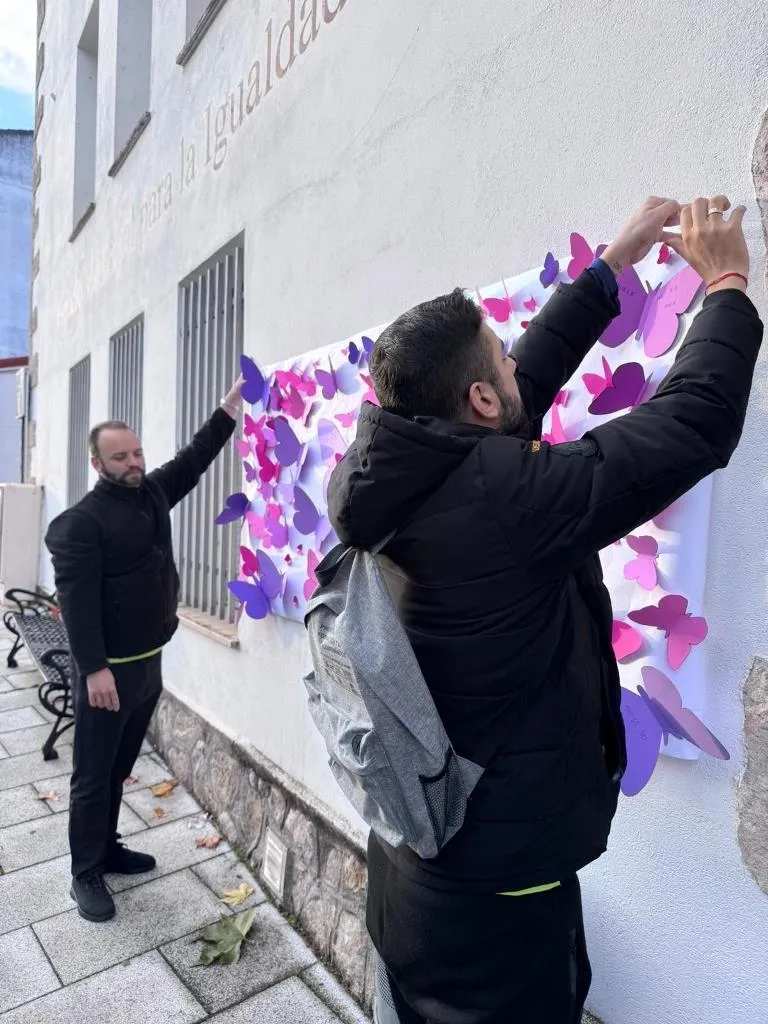 Foto 5 - La AFE Acompa&ntilde;ados decora con mariposas la entrada del Espacio para la Igualdad