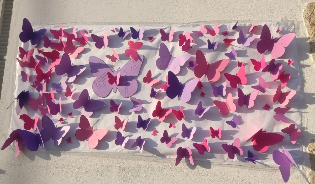 Foto 3 - La AFE Acompa&ntilde;ados decora con mariposas la entrada del Espacio para la Igualdad