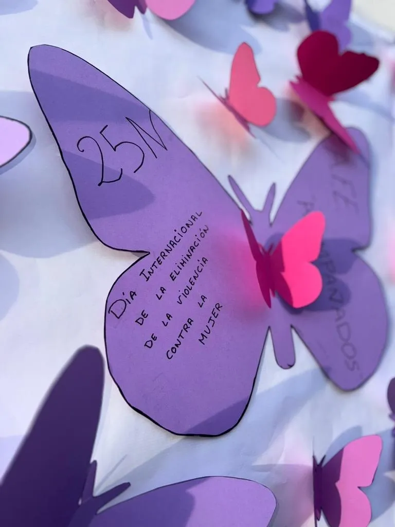 Foto 2 - La AFE Acompa&ntilde;ados decora con mariposas la entrada del Espacio para la Igualdad