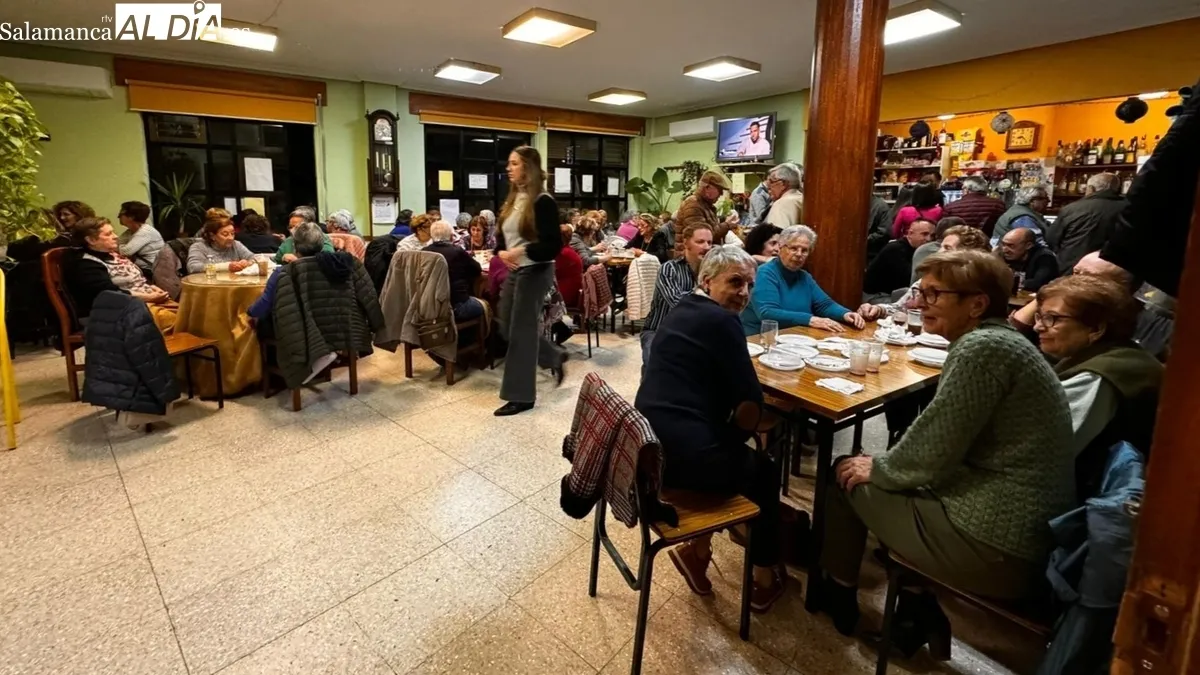 Las tartas y bizcochos fueron degustados por los asistentes con chocolate de acompañamiento
