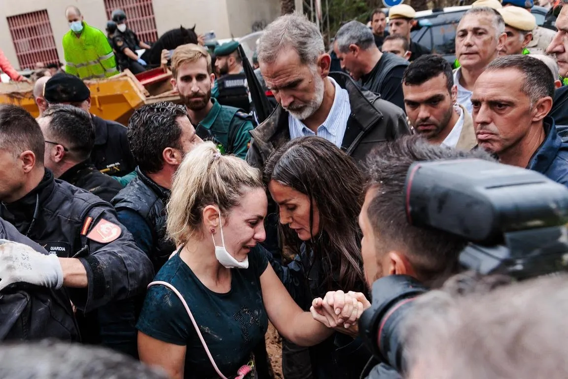 El Rey Felipe VI y la Reina Letizia durante su visita a una zona afectada por la DANA, Paiporta - Carlos Luján - Europa Press