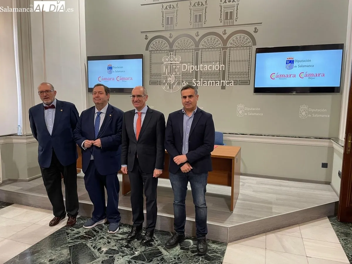El presidente de la Diputación de Salamanca, Javier Iglesias y los presidentes de la Cámara de Comercio e Industria de Salamanca, Benjamín Crespo, y de Béjar, Buenaventura Velasco. Foto de Miguel González