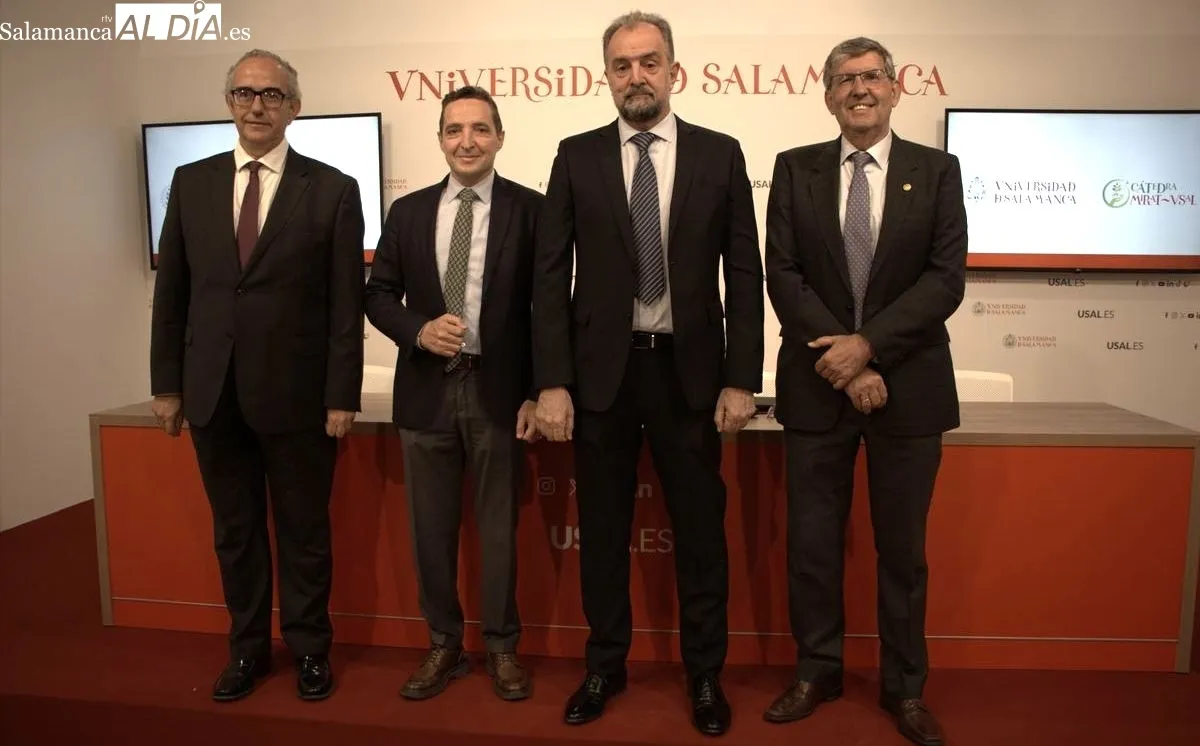 El rector de la USALa, Juan Manuel Corchado, y el director general de Mirat Fertilizantes, José Ignacio García, presentan la Cátedra de Empresa “Mirat. Nutrición vegetal eficiente”. Foto de Víctor Jiménez