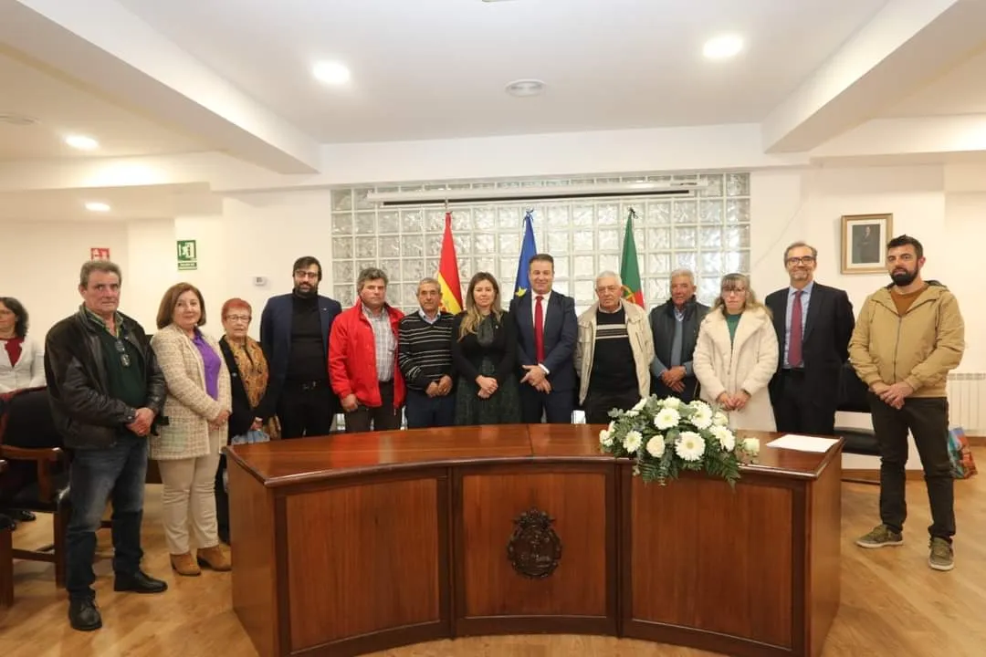 Foto 2 - La frontera vive un d&iacute;a cargado de simbolismo con la firma del reconocimiento de las Mugas
