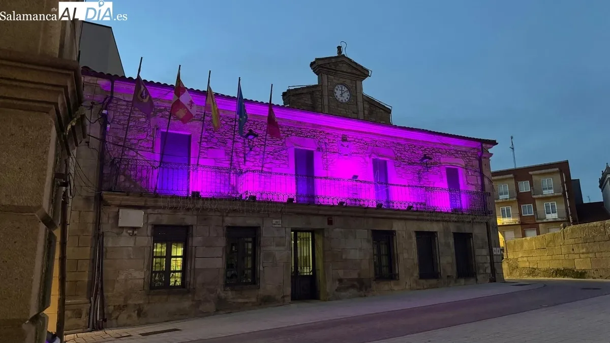 Plaza de España y fachada del Ayuntamiento de Vitigudino reivindicando el rechazo de la violencia contra la mujer