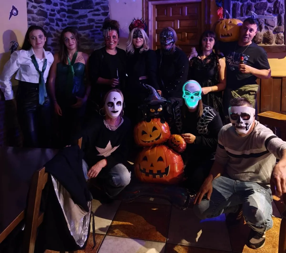Foto 6 - Vecinos de Agallas y de localidades cercanas pasan juntos la noche de Halloween