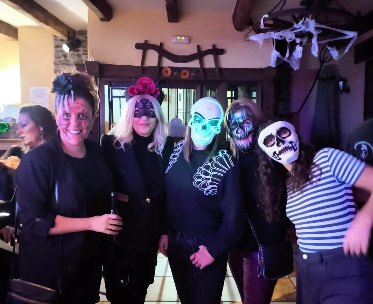 Foto 2 - Vecinos de Agallas y de localidades cercanas pasan juntos la noche de Halloween
