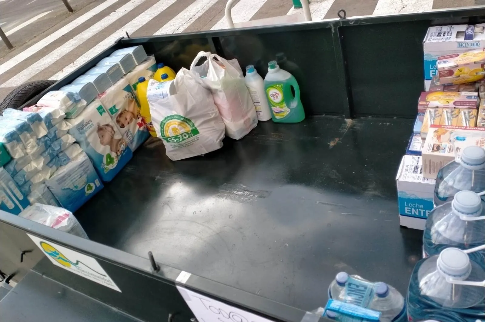 Foto 3 - Arranca en Ciudad Rodrigo la recogida de alimentos y otros productos con destino a Valencia