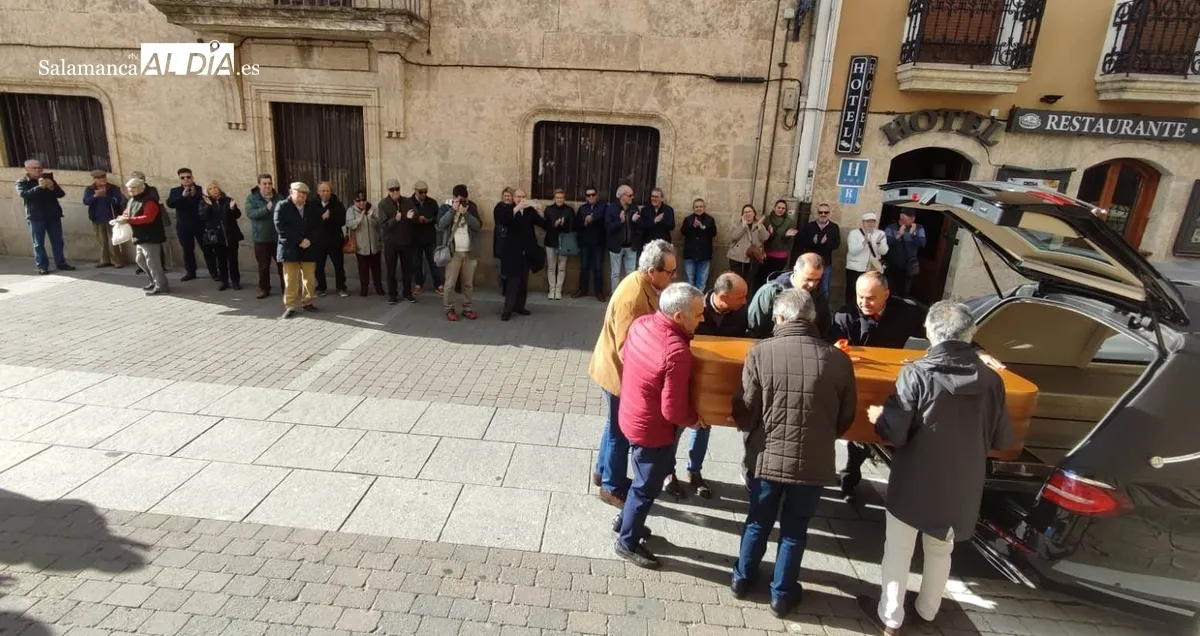 Foto 3 - Emotivo &uacute;ltimo adi&oacute;s entre aplausos a Conrado &lsquo;El Eterno Maletilla&rsquo;