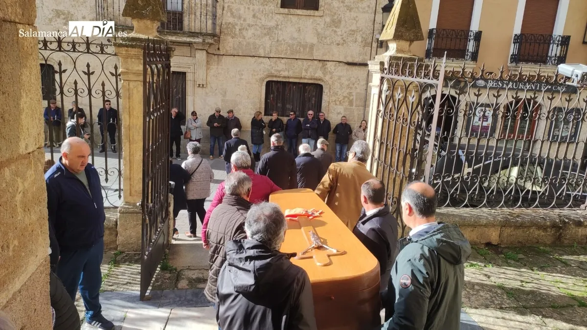 Foto 8 - Emotivo &uacute;ltimo adi&oacute;s entre aplausos a Conrado &lsquo;El Eterno Maletilla&rsquo;