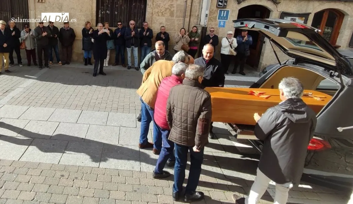 Foto 9 - Emotivo &uacute;ltimo adi&oacute;s entre aplausos a Conrado &lsquo;El Eterno Maletilla&rsquo;