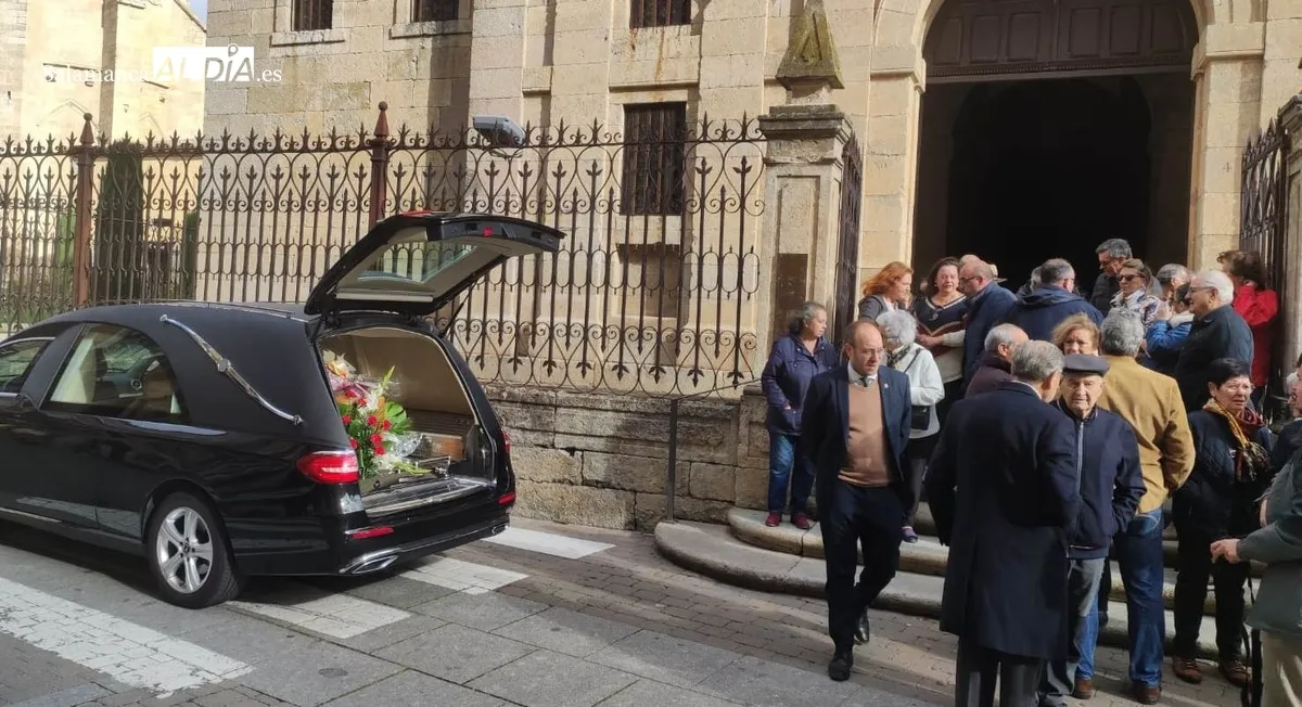 Foto 11 - Emotivo &uacute;ltimo adi&oacute;s entre aplausos a Conrado &lsquo;El Eterno Maletilla&rsquo;