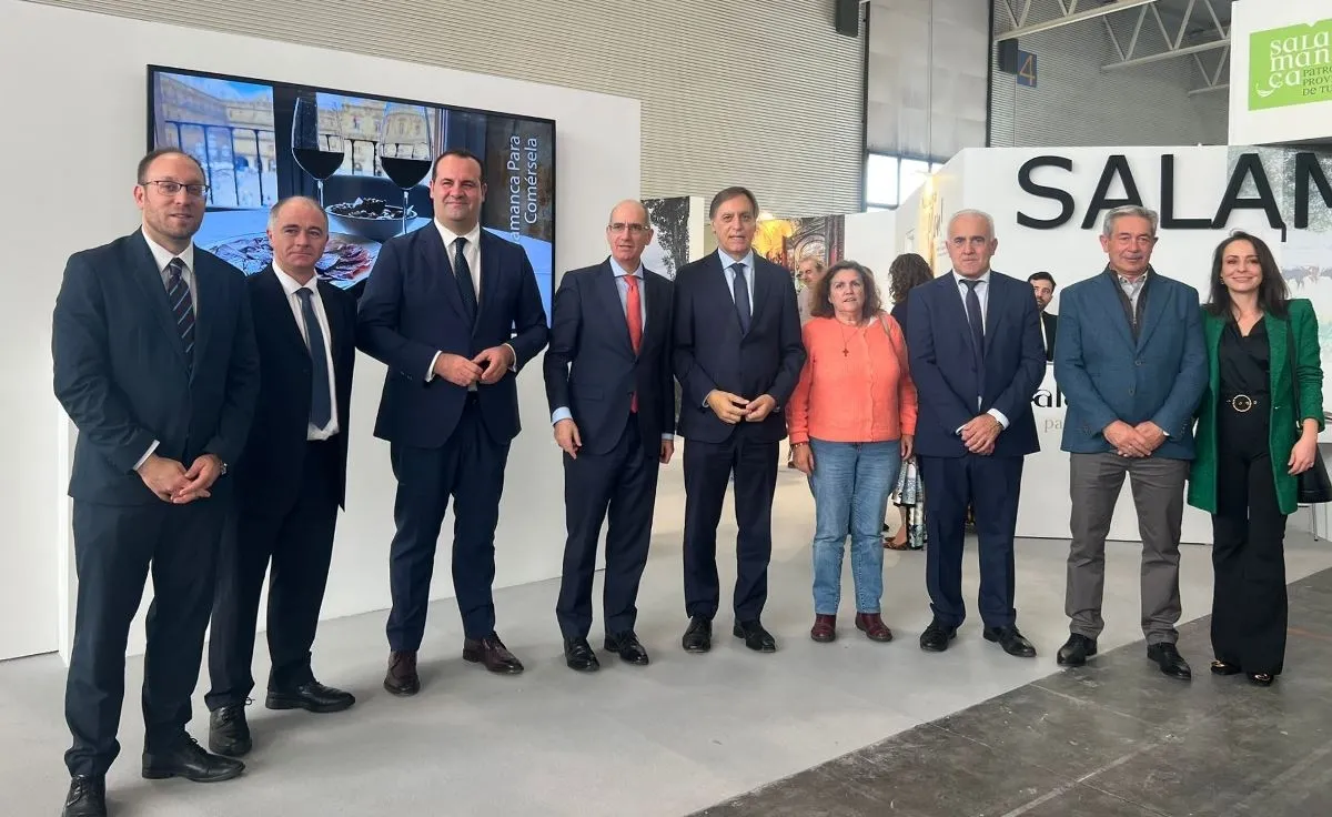 Foto 3 - Representaci&oacute;n mirobrigense y comarcal en la apertura de INTUR 2024