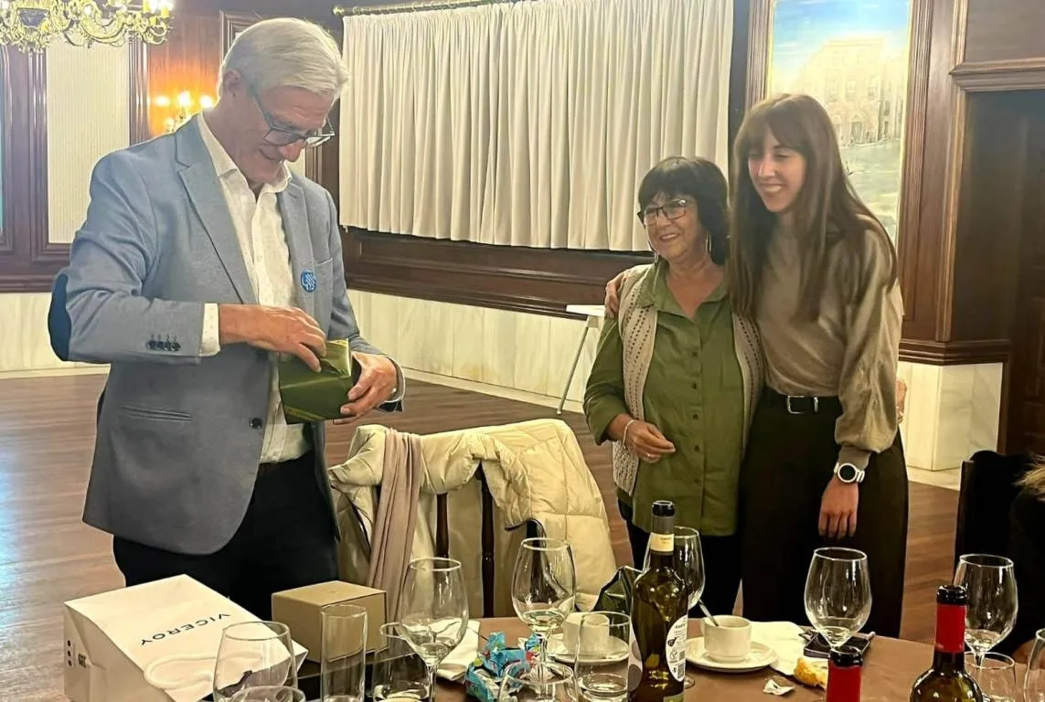 Foto 4 - Manuel L&oacute;pez del Val y Rosa Mart&iacute;n celebran su jubilaci&oacute;n junto a sus compa&ntilde;eros de trabajo