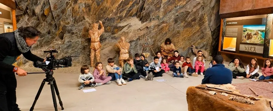 Foto 3 - &lsquo;Un Pa&iacute;s para leerlo&rsquo; de TVE graba en Siega  Verde parte de uno de sus cap&iacute;tulos