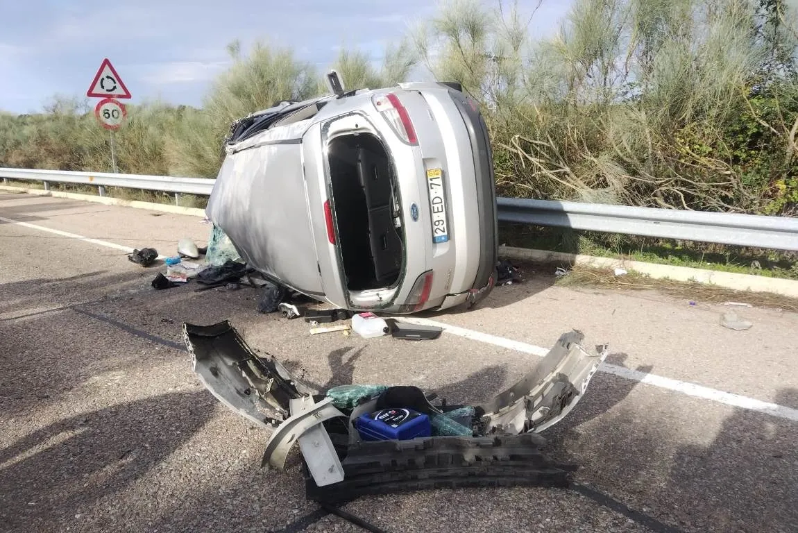 Foto 5 - Fallecen dos personas al volcar en la A-62 un turismo en el que viajaban 8 personas en total