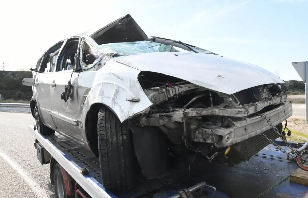 Foto 3 - Fallecen dos personas al volcar en la A-62 un turismo en el que viajaban 8 personas en total