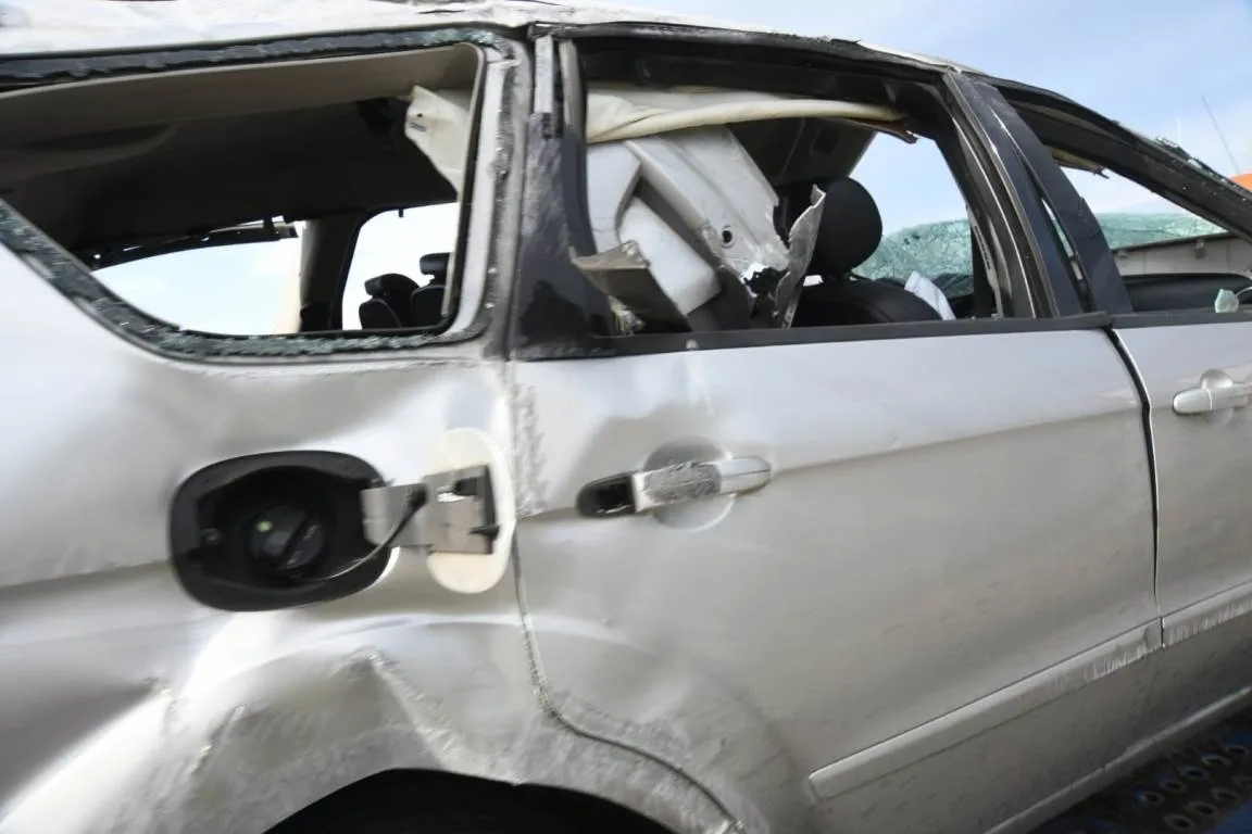 Foto 2 - Fallecen dos personas al volcar en la A-62 un turismo en el que viajaban 8 personas en total