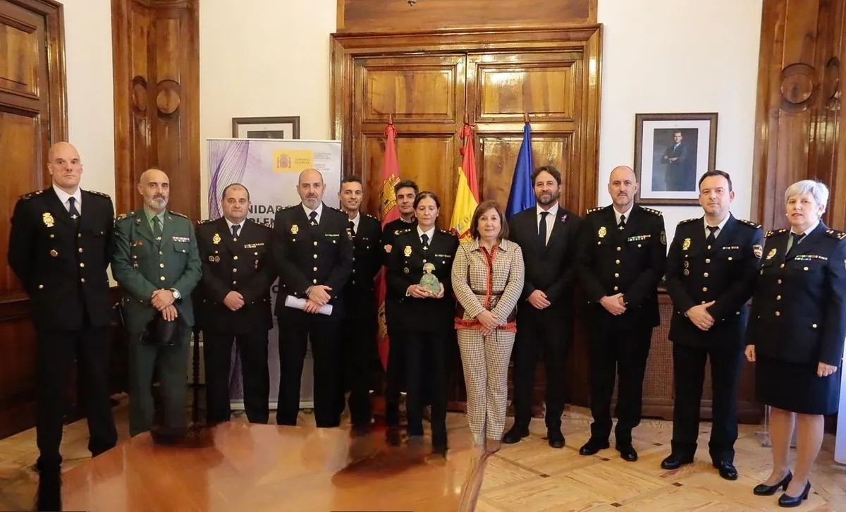 La subdelegada del Gobierno en Salamanca recibe a una representación de la Policía Nacional con motivo de la concesión del galardón a Unidad de Atención a la Familia y Mujer (UFAM) de la Comisaría de Policía Nacional de Béjar