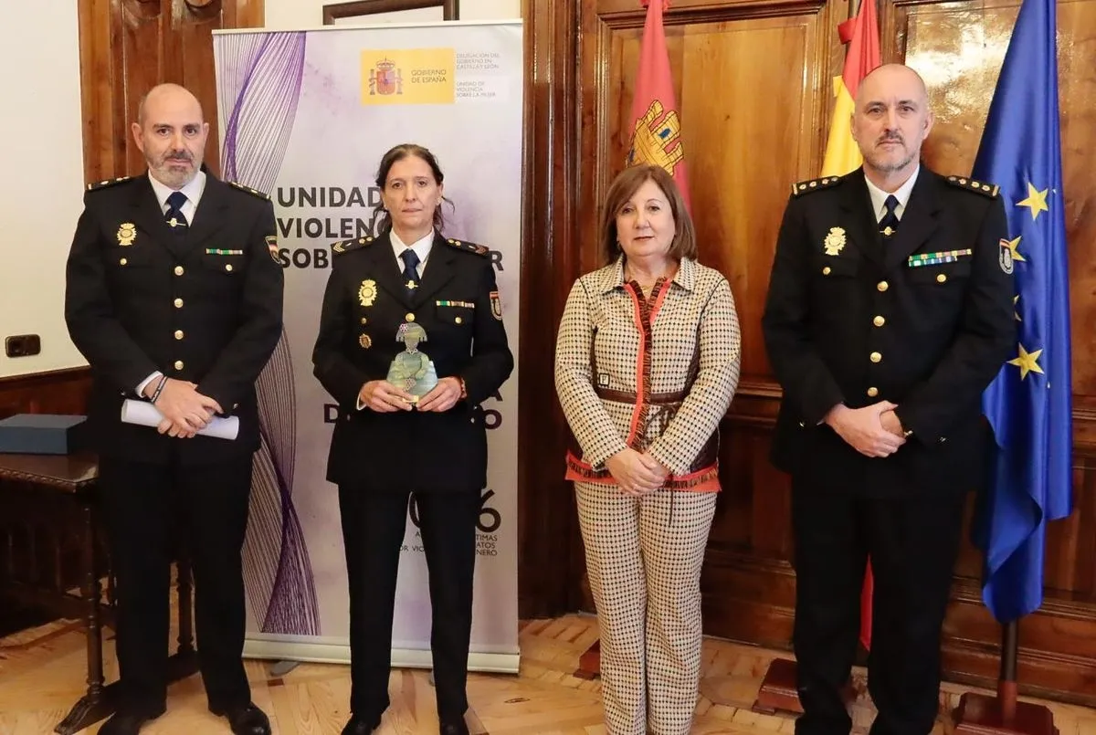 La subdelegada del Gobierno en Salamanca recibe a una representación de la Policía Nacional con motivo de la concesión del galardón a Unidad de Atención a la Familia y Mujer (UFAM) de la Comisaría de Policía Nacional de Béjar
