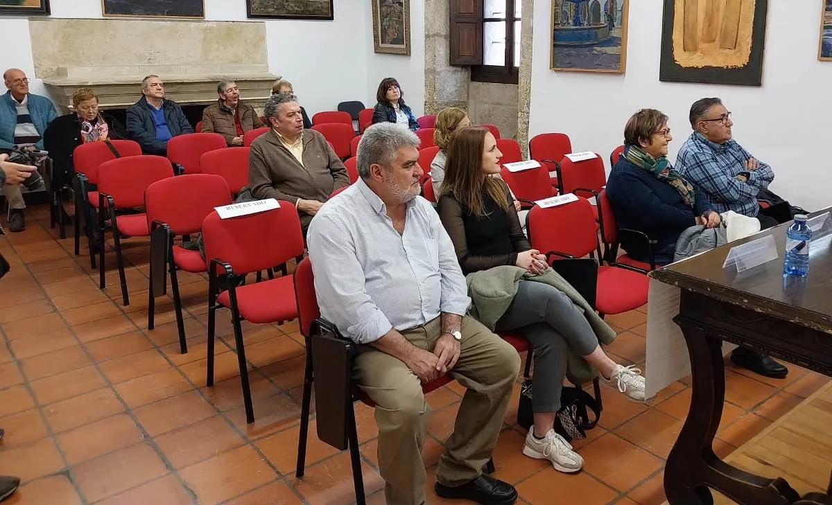 Foto 3 - Jos&eacute; Mar&iacute;a Hern&aacute;ndez D&iacute;az ingresa en el Centro de Estudios Mirobrigenses