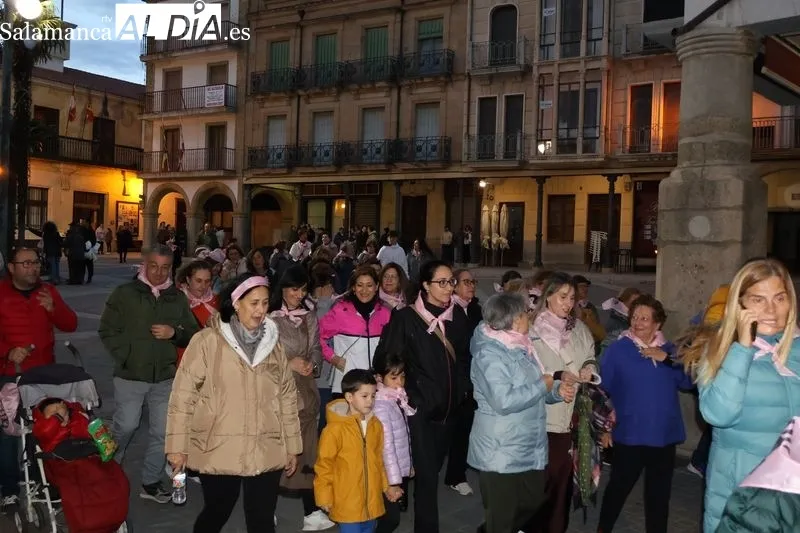 Foto 11 - Alba de Tormes se moviliza contra la violencia de g&eacute;nero con la III Marcha Solidaria "Alba dice NO"